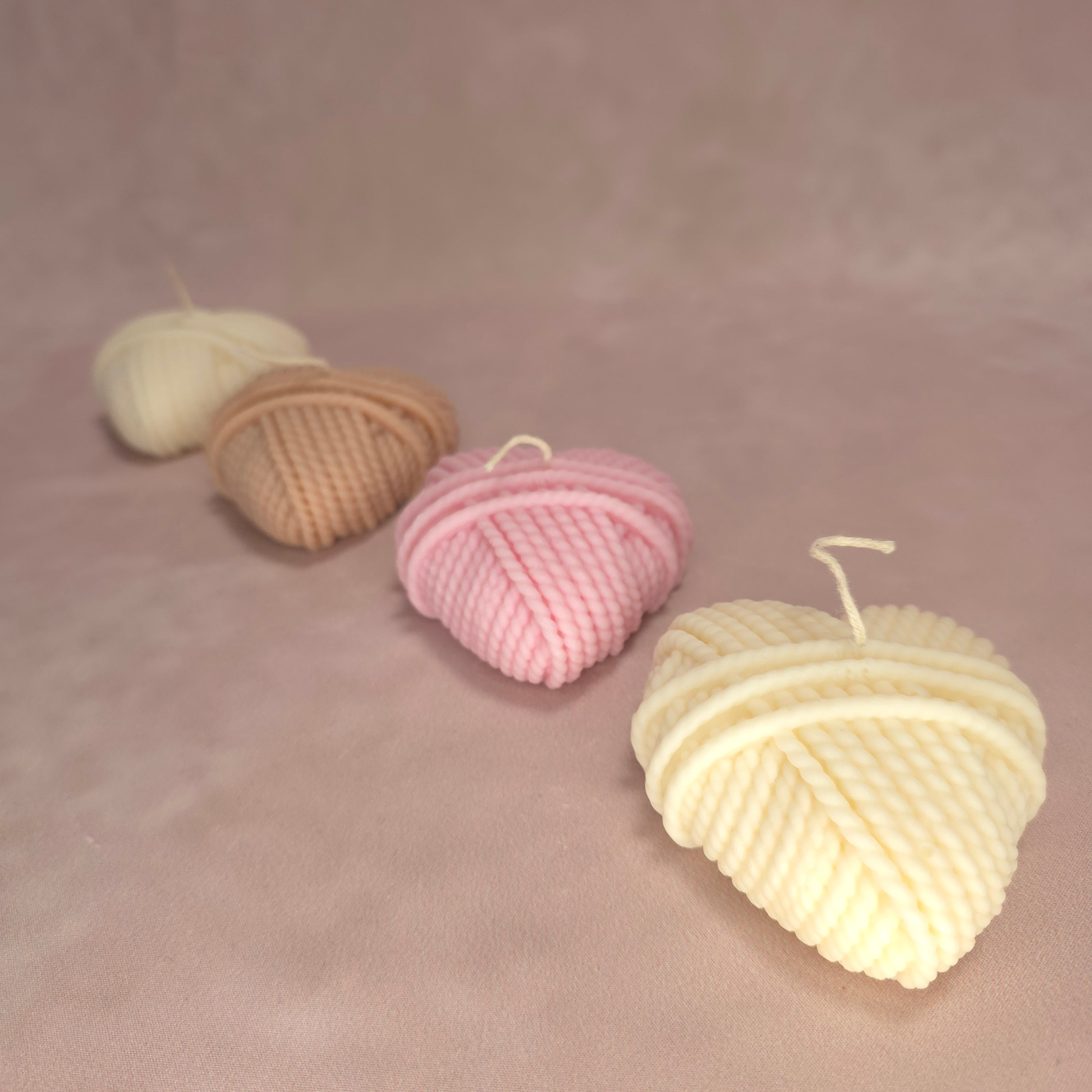 Handgegossene Kerze "Herz aus Wolle" aus Sojawachs - Valentinstag Edition