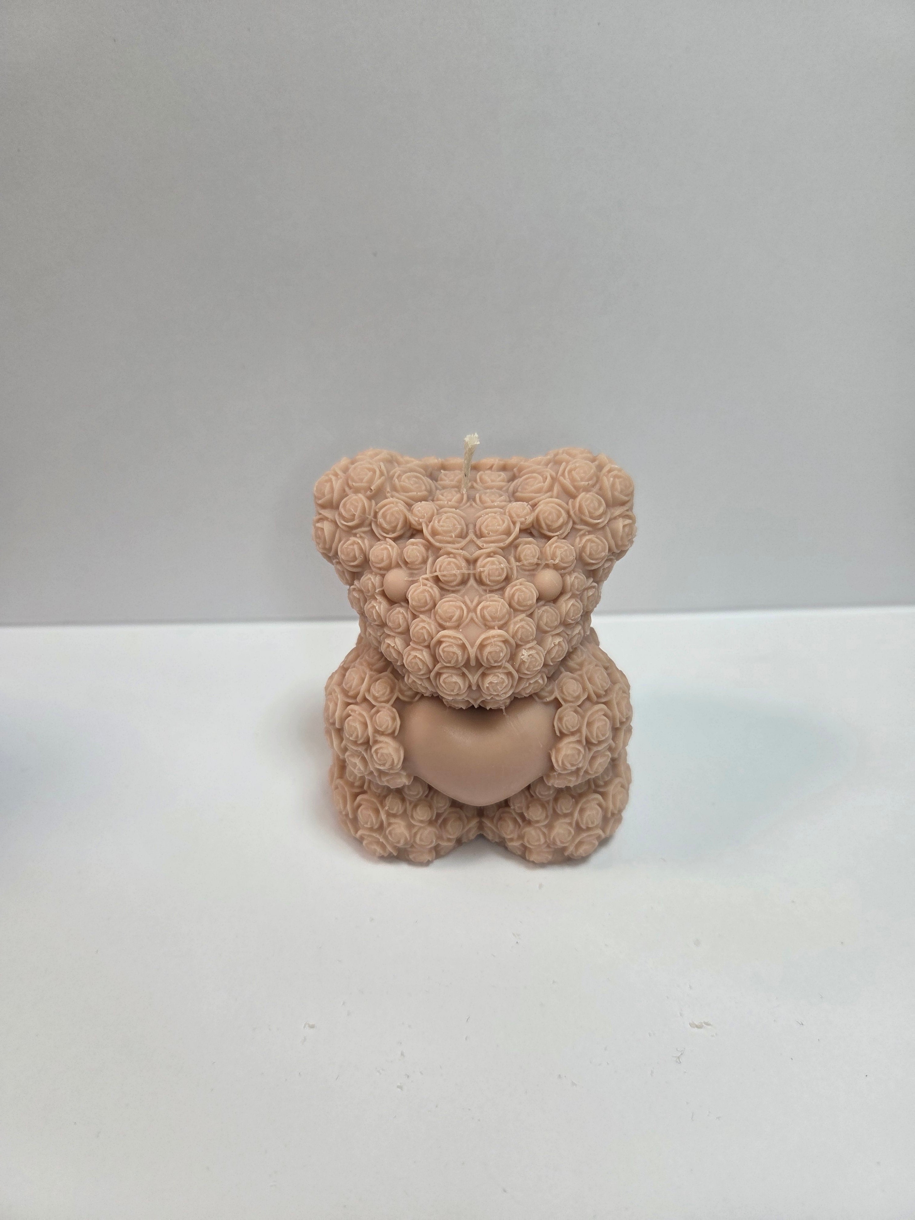 Teddybär-Kerze mit Rosenstruktur