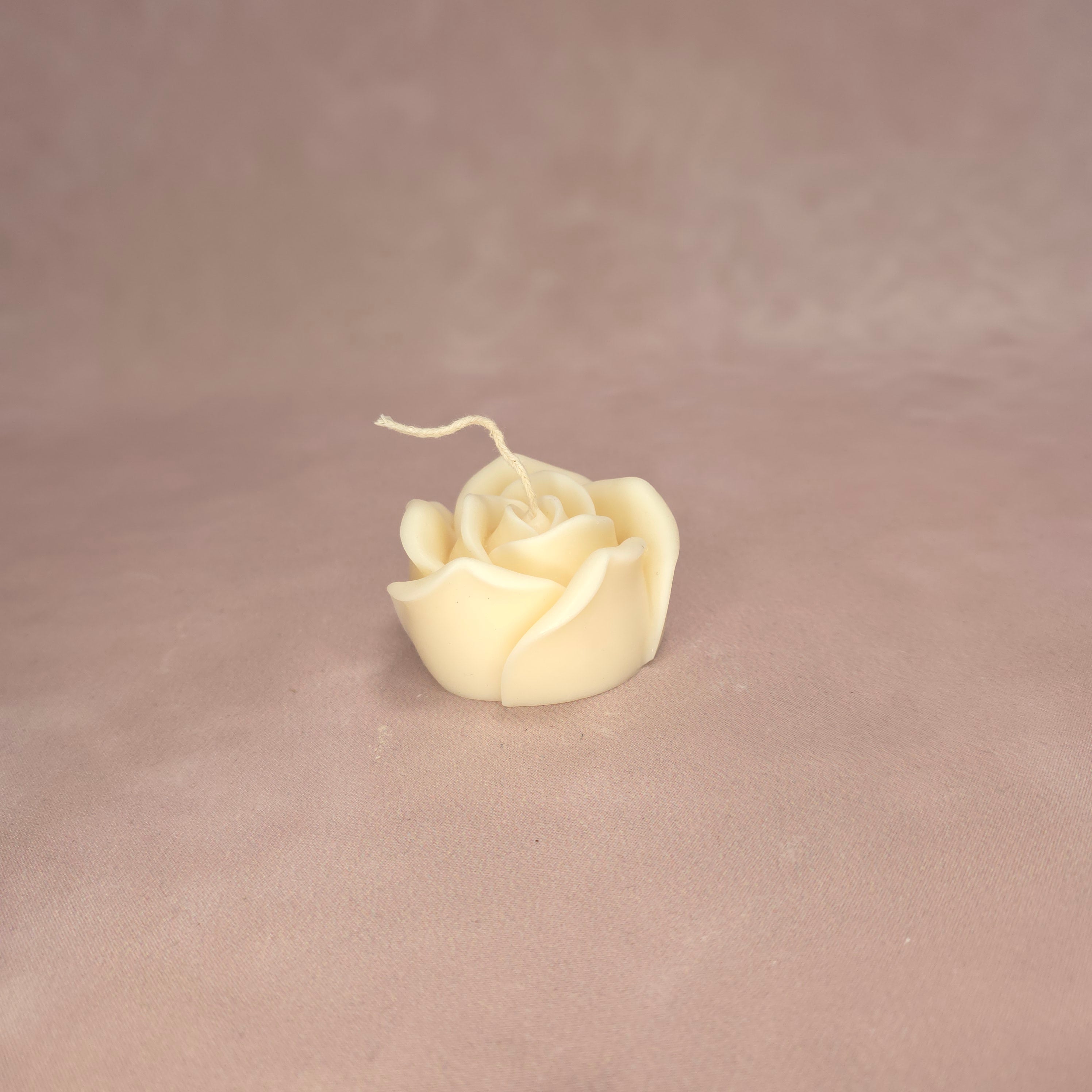 Handgegossene Kerze "Rose" aus Sojawachs