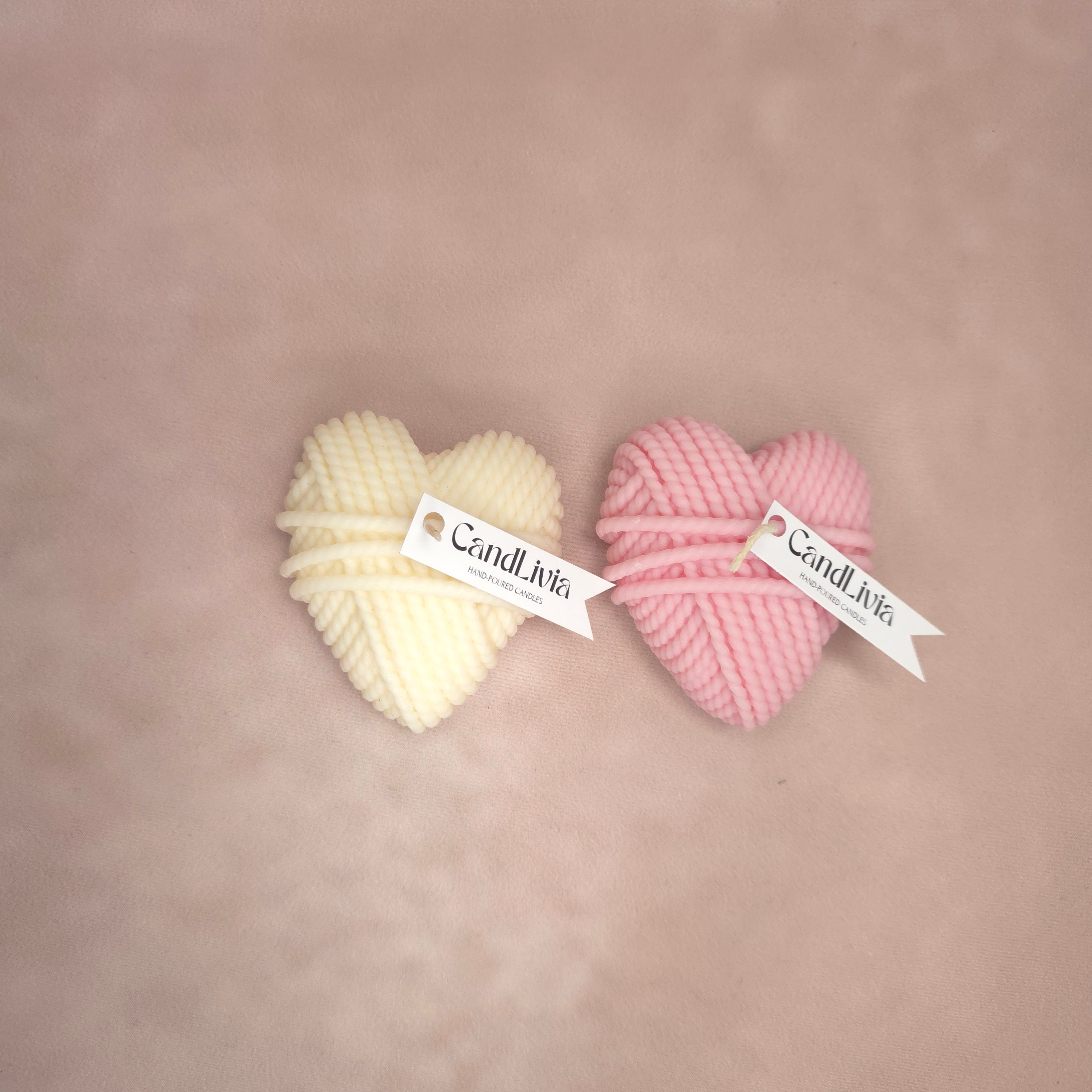 Handgegossene Kerze "Herz aus Wolle" aus Sojawachs - Valentinstag Edition