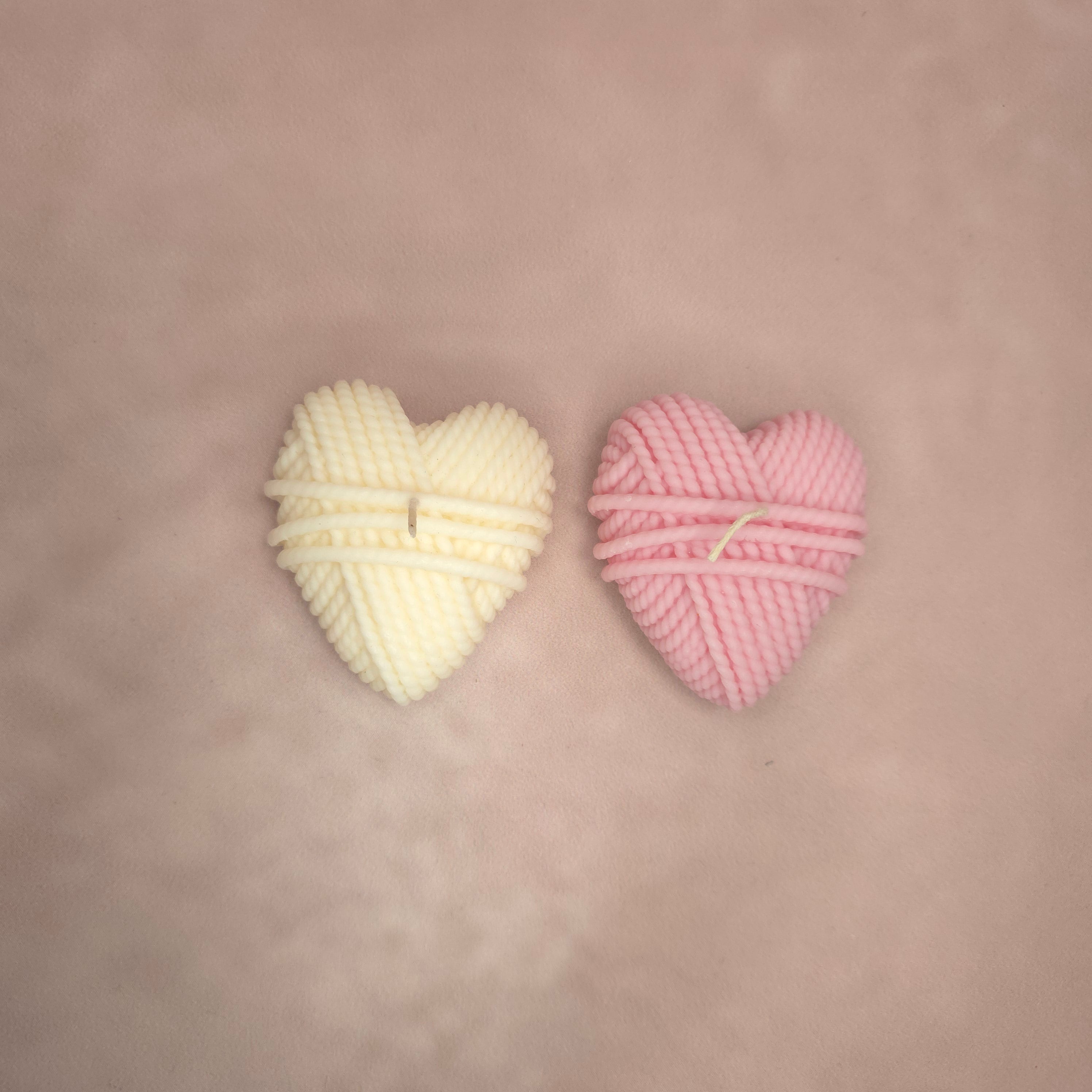 Handgegossene Kerze "Herz aus Wolle" aus Sojawachs - Valentinstag Edition