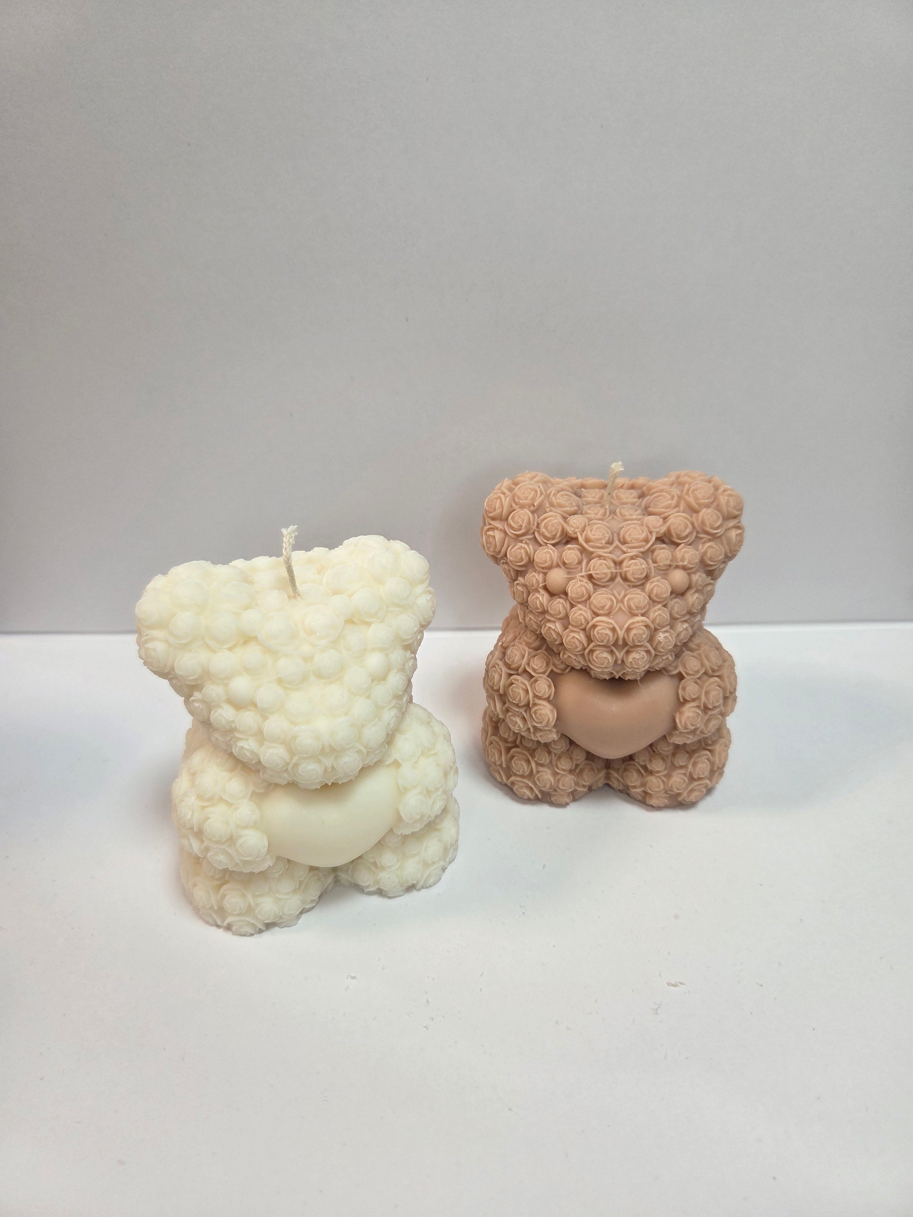 Teddybär-Kerze mit Rosenstruktur