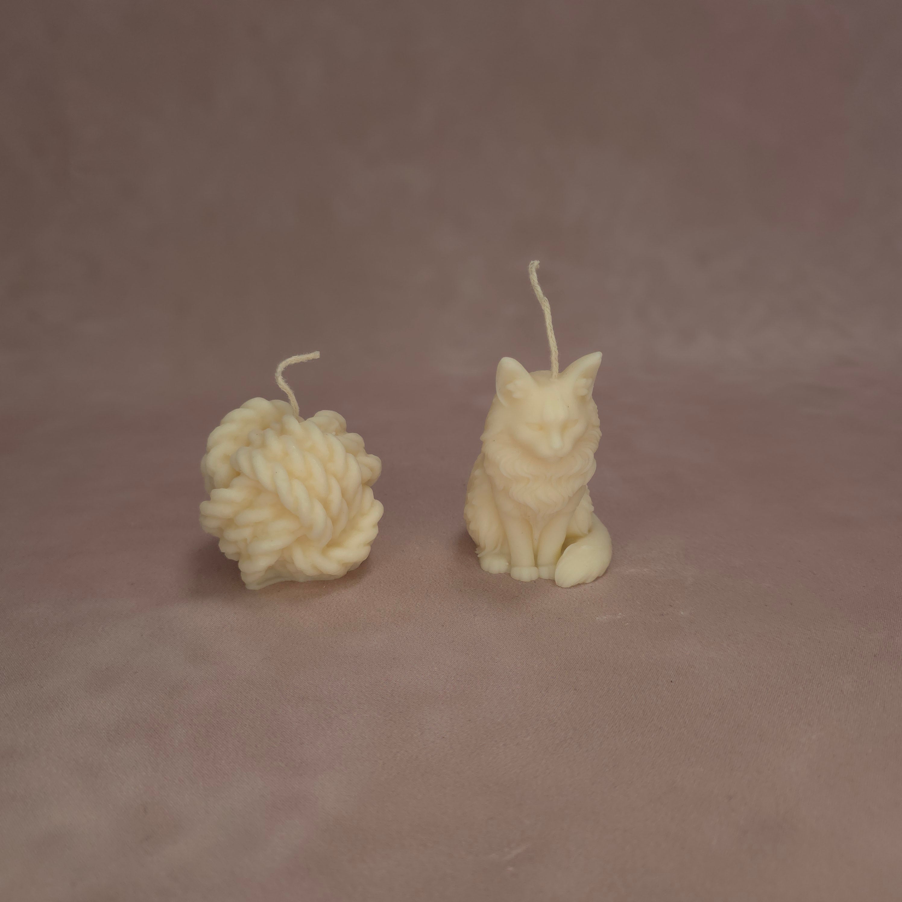 Handgegossene Kerzen "Katze mit Wolle" aus Sojawachs - 2er Set