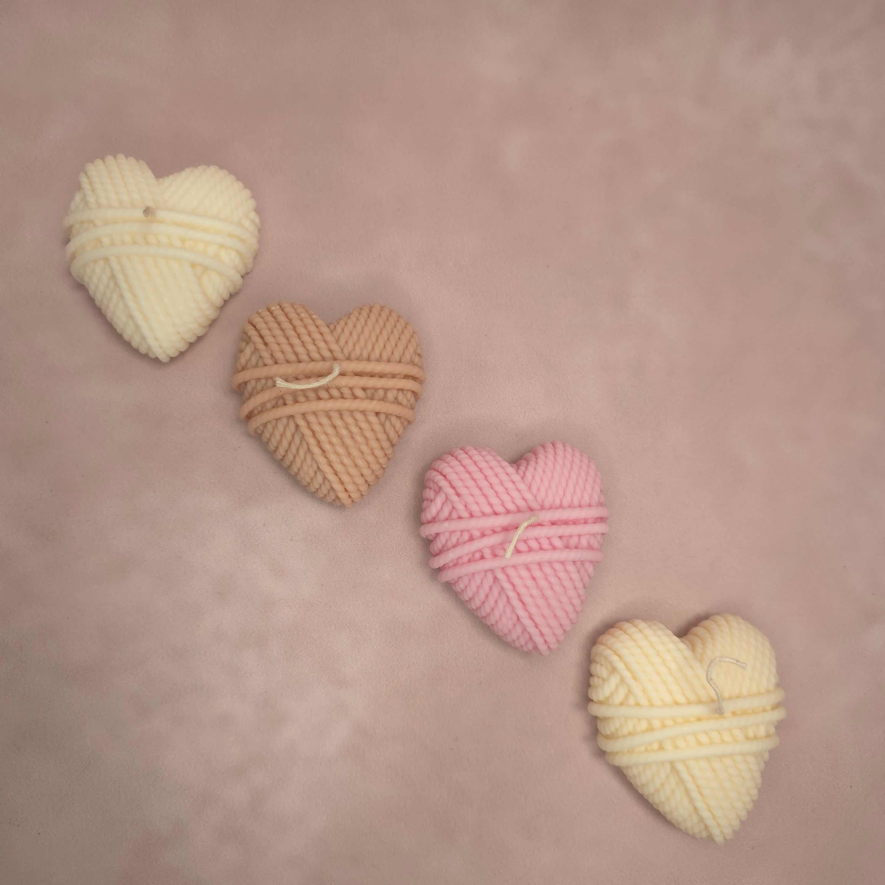 Handgegossene Kerze "Herz aus Wolle" aus Sojawachs - Valentinstag Edition