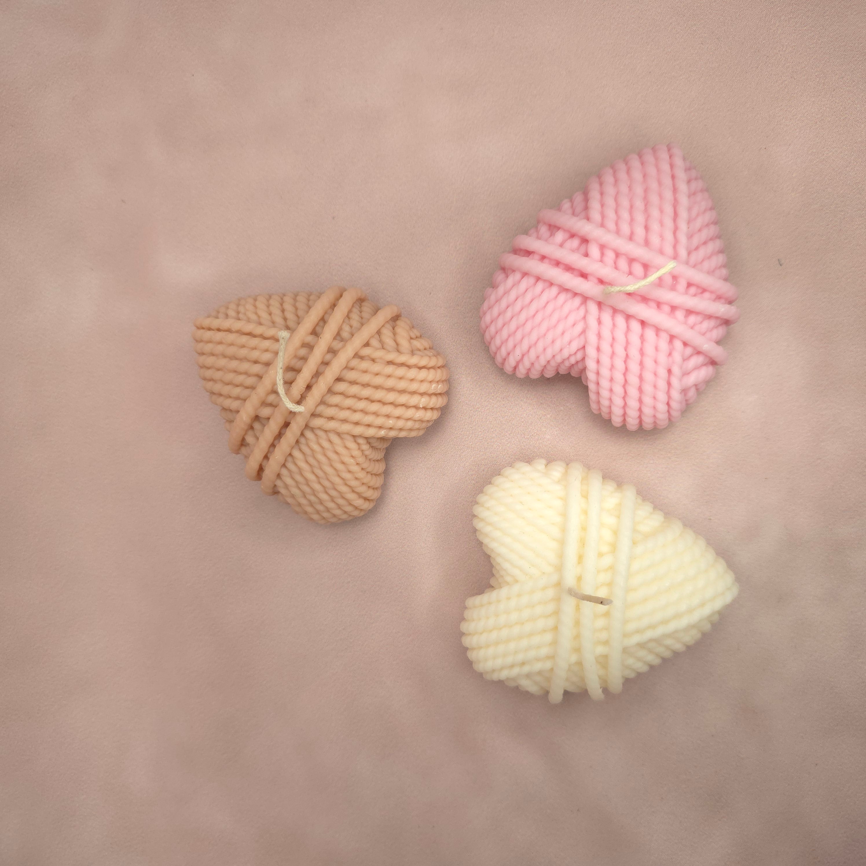 Handgegossene Kerze "Herz aus Wolle" aus Sojawachs - Valentinstag Edition