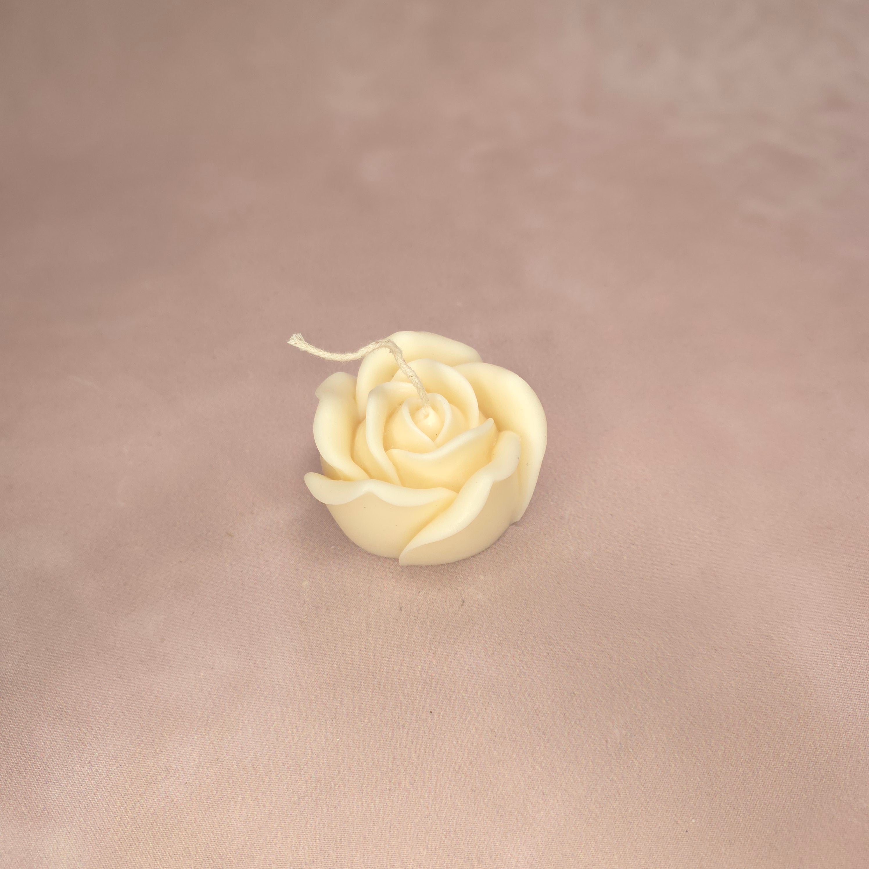 Handgegossene Kerze "Rose" aus Sojawachs