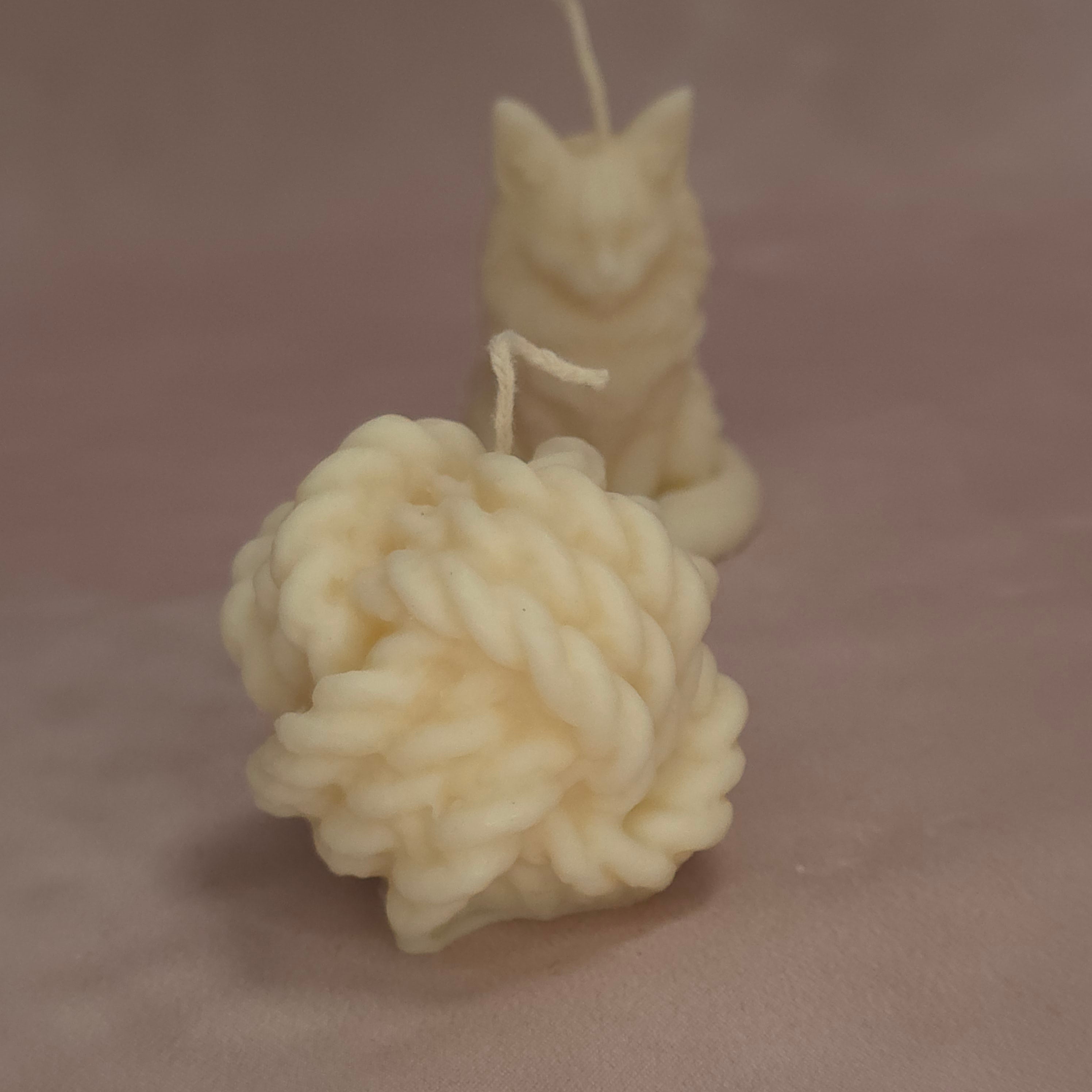 Handgegossene Kerzen "Katze mit Wolle" aus Sojawachs - 2er Set